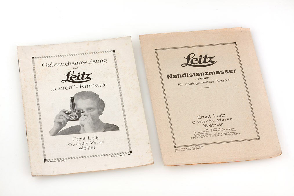 Gebrauchsanweisung zur Leitz 'Leica'-Kamera: rare and early Leitz 'Leica'-Kamera instruction book for Leica I Mod.A + I Mod.B dial set Compur (German, Liste Photo Nr.2319, Juni 1928, 20 pages), also included: instruction book for Leitz Nahdistan