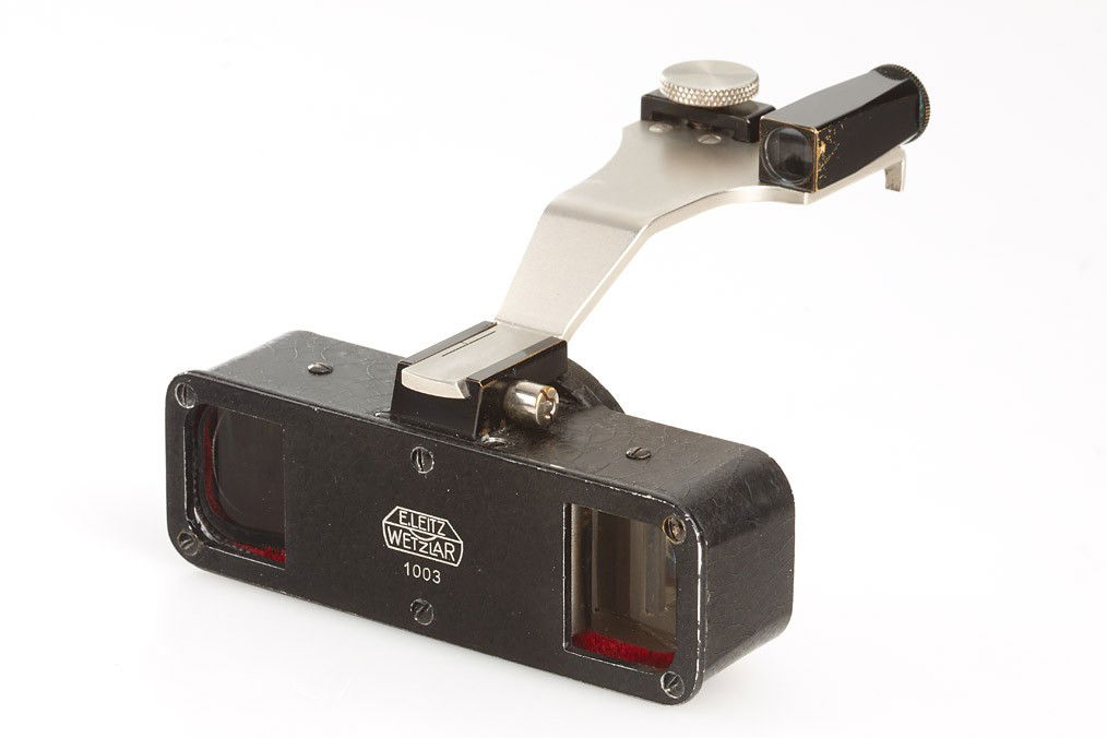 Stereoly Attachment: early Stereoly attachment with nickel arm VOROD and optical finder for Leica II - IIIa, in very good condition, case - Stereoly no.1002 is gold plated and illustrated in Lager Vol.I p.30