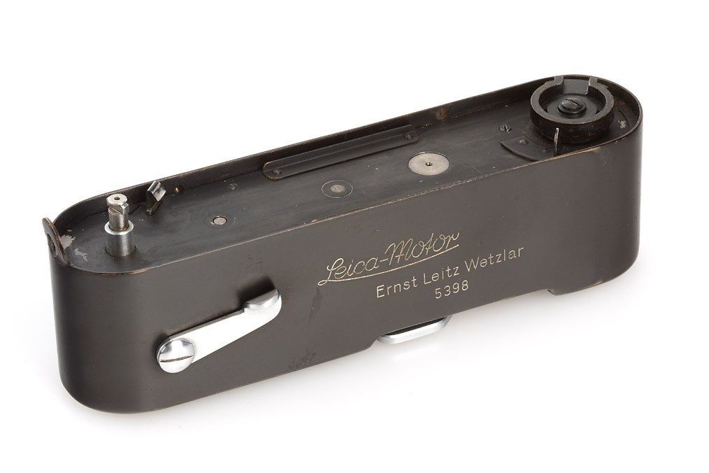 MOOLY-C Black: rare wartime spring motor drive Mooly-C in black paint with internal coupling for Leica models IIIc and IIId, in perfect working order and original condition