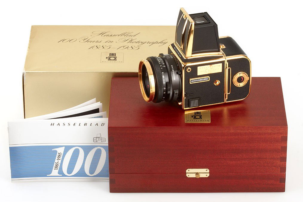 Hasselblad 2000 FC/M 'Anniversary': limited gold edition for 'Hasselblad 100 Years in Photography 1885-1995', all in complete and unused condition, body no. RI1520708, Planar 2.8/80mm no.5872738, with papers, wooden presentations box, m