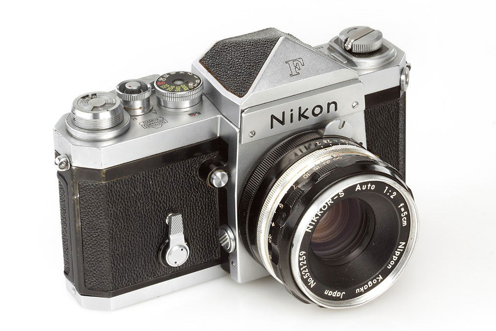 Nikon F Eyelevel chrome: very early camera with all original features, titanium shutter, in perfect technical order, matching and very rare 'tick mark' Nikkor-S Auto 2/5cm no.521259, very rare camera in original condition