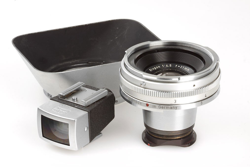 Carl Zeiss Biogon 4.5/21mm: wide angle lens for Contarex in fine condition with cap, chrome hood, 21mm finder 435