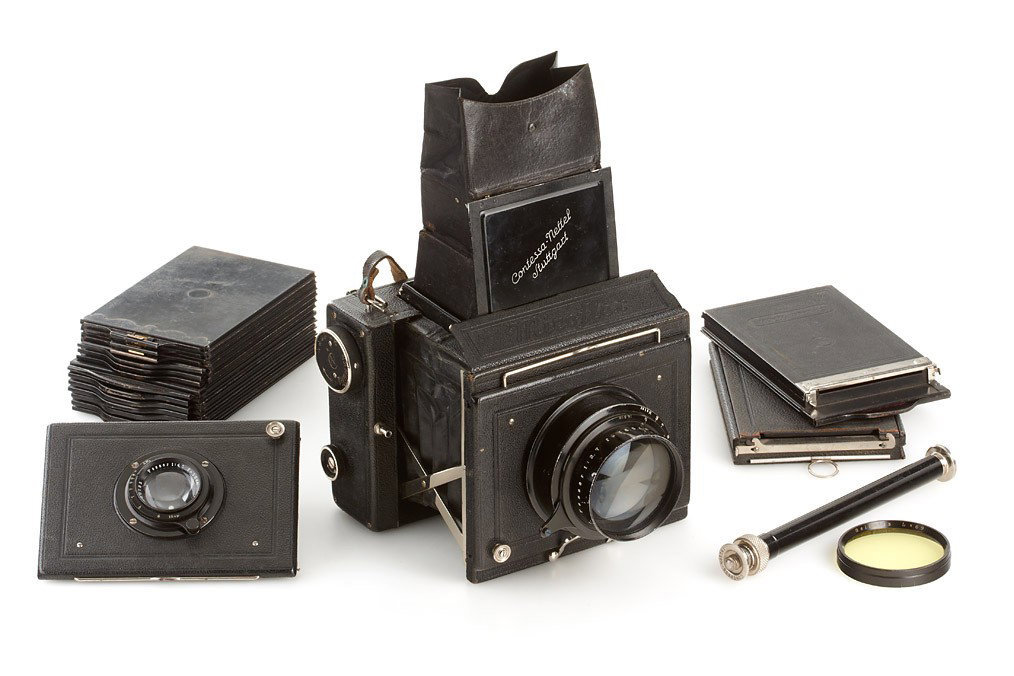 Contessa-Nettel Miroflex: 9x12cm, very rare Contessa-Nettel version, produced shortly before the take-over by Zeiss Ikon, focal-plane shutter (needs service), with focusing screen back, fast Tessar 2.7/16.5cm no.744320, cap, y