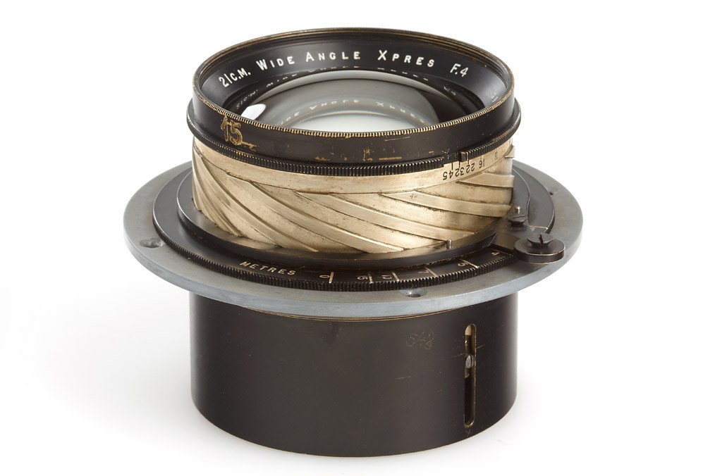 Ross Wide Angle Xpres 4/21cm: black painted wide angle in helicoid focusing mount with a few tiny scratches, covers 18x24cm format, aperture to 45, mounting ring