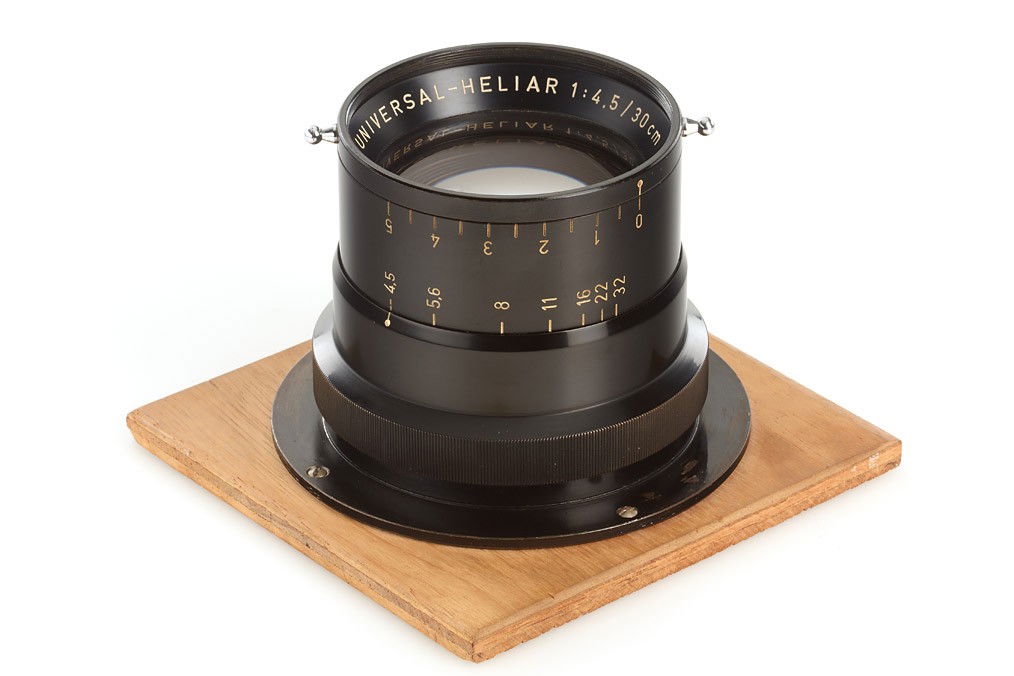 Voigtländer Universal-Heliar 4.5/30cm: almost mint, coated Universal-Heliar with clean lenses, iris diaphragm to 32, engraved 'Voigtländer Braunschweig', mounting ring, wooden lens board