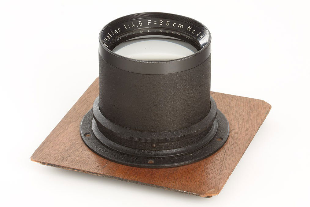 Voigtländer Heliar 4.5/36cm: mint black Heliar with clean lenses, aperture to 32, engraved 'Voigtländer Braunschweig', original cap, mounting ring on wooden lens board