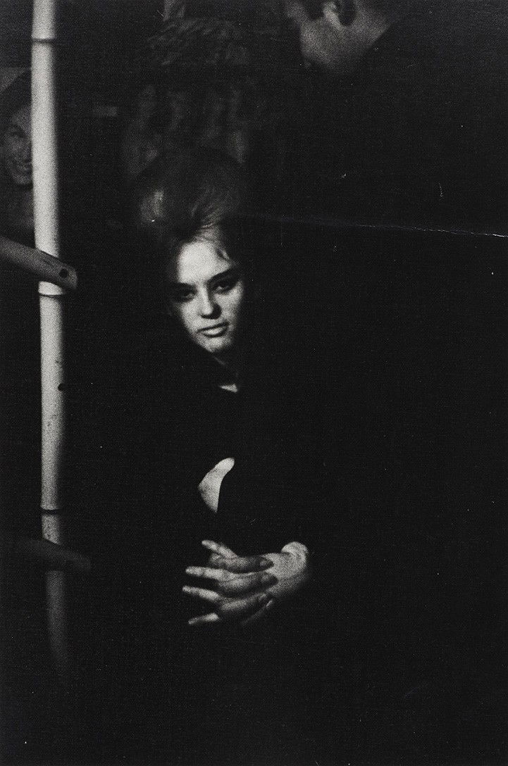 Bruce Davidson, Woman in a bar: Bruce Davidson (* 1933), Woman in a bar, United Kingdom 1960. 11 x 7.4 inches, Photographer's stamp on the reverse, slight crease in the image upper area