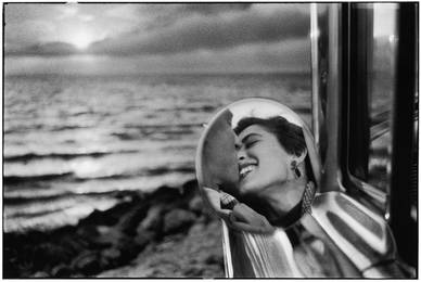 ELLIOTT ERWITT (* 1928) California Kiss, Santa Monica 1956