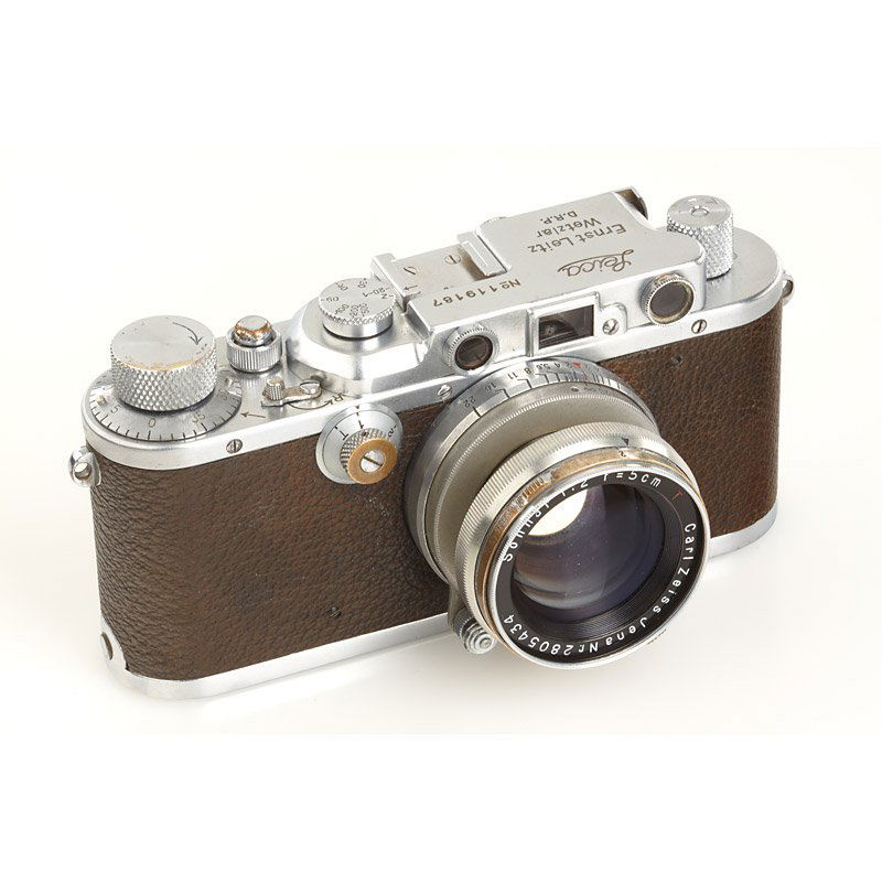 III Mod. F Chrome, SN: 119187, 1933: early shiny chrome Leica III in good working condition with original Carl Zeiss Jena collapsible RF coupled M39 Sonnar 2/5cm T no.2805434 (with cleaning marks), cap, instructions