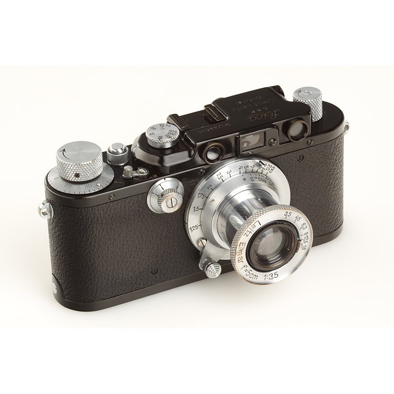III Mod. F Black, SN: 244545, 1938: black Leica III with chrome fittings in very good original condition with matching Elmar 3.5/5cm no.344261 (cap)