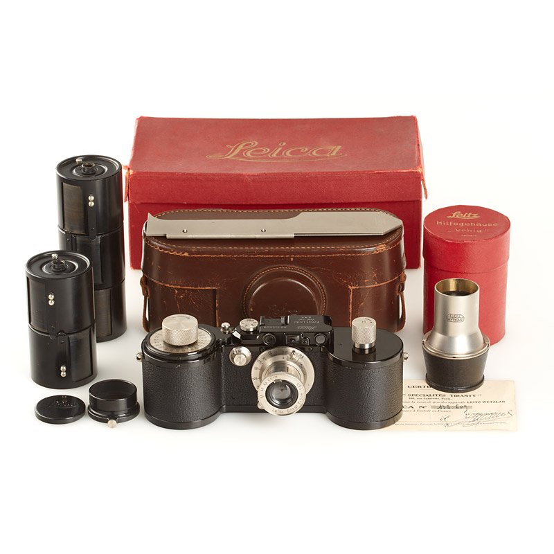 250 FF, SN: 135609, 1934: This is for sure one of the most exiting screw-mount Leica cameras ever offered for sale in auction. It is one of the most early 250 Leica cameras in 100% original, almost new condition and the only c