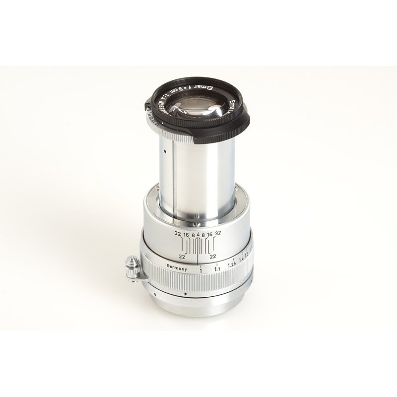Elmar 4/9cm 'collapsible Prototype', SN: 633014, c.: extremely rare prototype Elmar in collapsible M39 screw-mount, aperture scale reads from rear to front, black painted front ring, meter scale (clean lenses, both caps), lens no.633015 is illustrated i