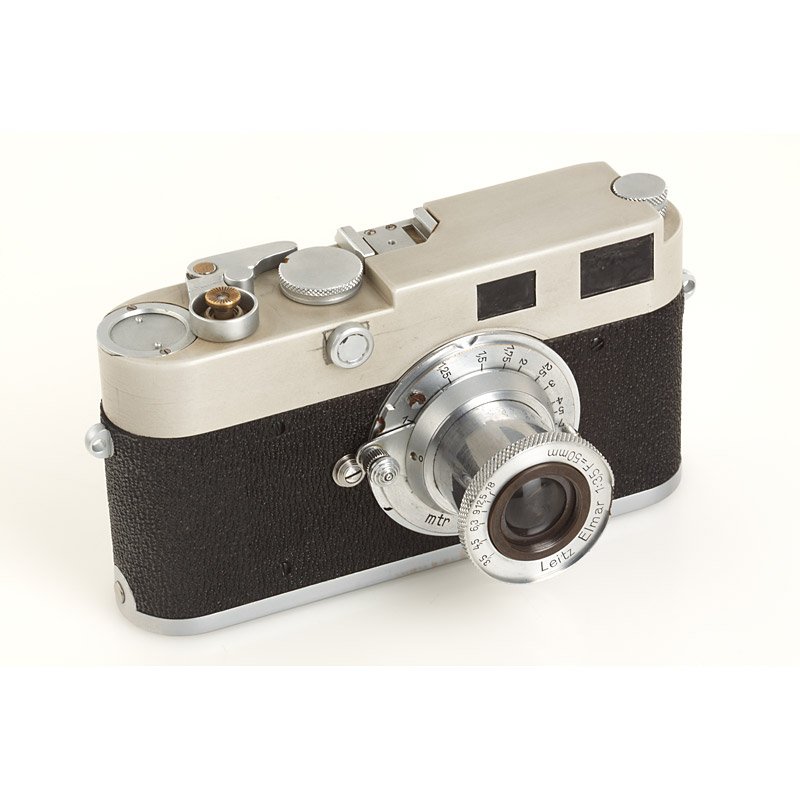 M3 'Sharkskin' Sample, 1948: unique metal dummy of the first M3 prototype cameras from 1948/49 (5 years before the M3 came on the market), like the first M3 also this shows the crease on the top plate, with sharkskin leather cove