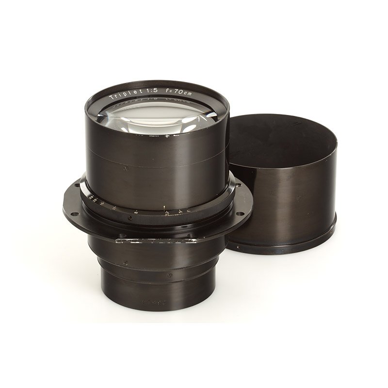 Carl Zeiss Jena Triplet 5/70cm, SN: 2097992, 1937: fast aerial lens in very fine condition with clean lenses, iris diaphragm to 32, barrel engraved 'N170', with mounting ring and push-on hood, according to Thiele only 44 lenses were produced including