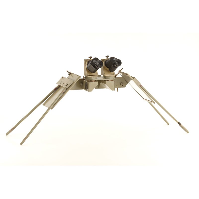 (Carl Zeiss Jena) Aero-Topograph, c.1940: folding WWII stereoscope in grey/olive lacquered finish for use in photogrammetry with two 4x20 Carl Zeiss Jena monocular nos.2254052/5095 in wooden carrying case (marked 'Spiegelraumglas II Hm 37')