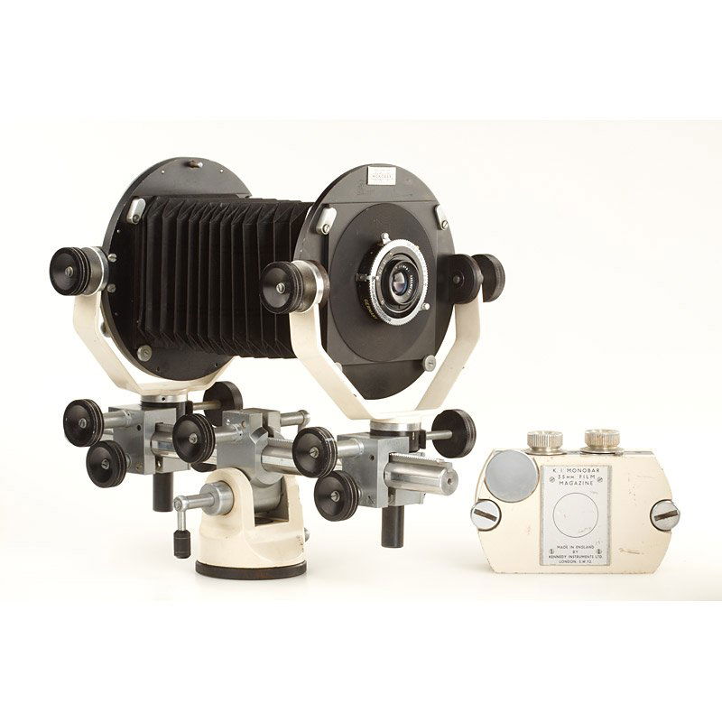 Kennedy Instruments KI (Ilford) Monobar Type U, c.: 35mm monobar camera, complete with film magazine, black bellows, Dalleyer Anastigmat 3.5/2' no.518961 in Synchro-Compur shutter, focus magnifier - a special camera, still sought after as a very useful