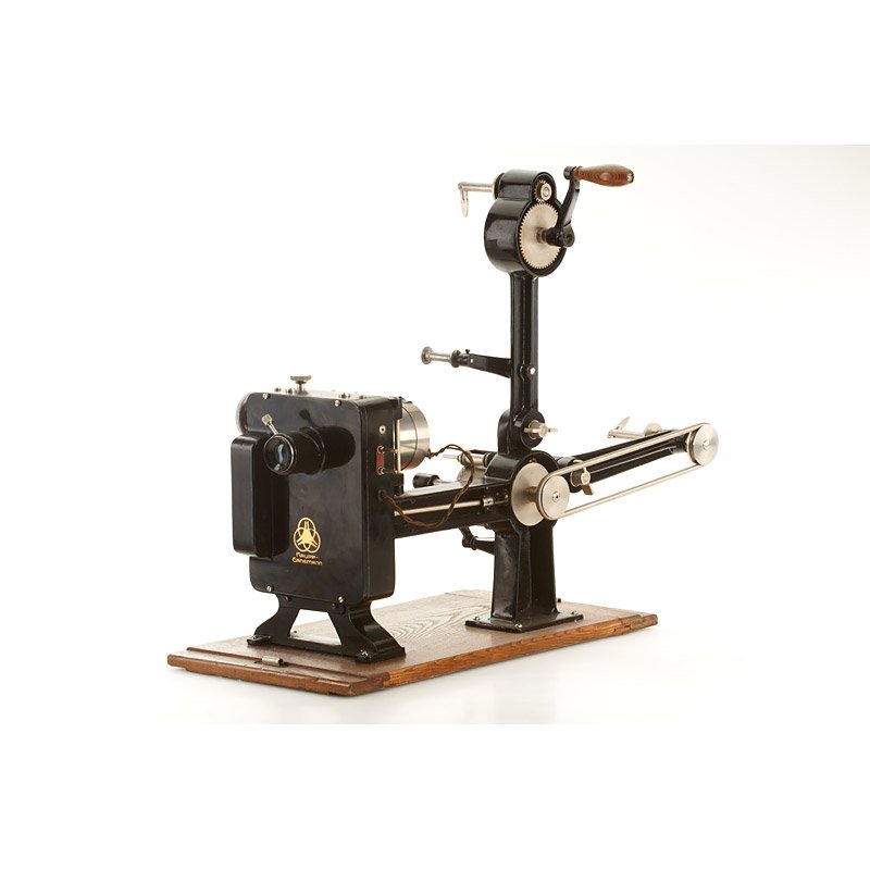 Ernemann Kinox 35mm Projector, SN: 901183, c.1920: very rare 35mm projector in near mint original condition with Anastigmat 6cm no.87154 in helicoid focusing mount, top cover, see Peter Göllner 'Ernemann Kameras' p.244