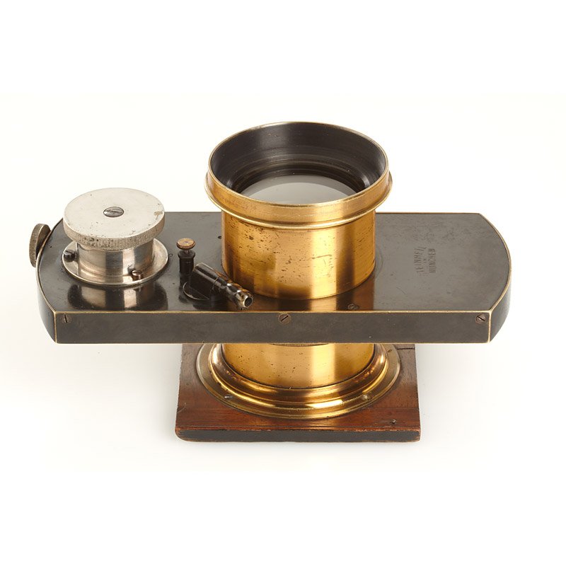 Steinheil Brass Lens, c.1900: unbranded brass lens in special Steinheil shutter (slow but working) with mounting ring on wooden lens board, cap, height: 10cm, lens diameter: c.5cm