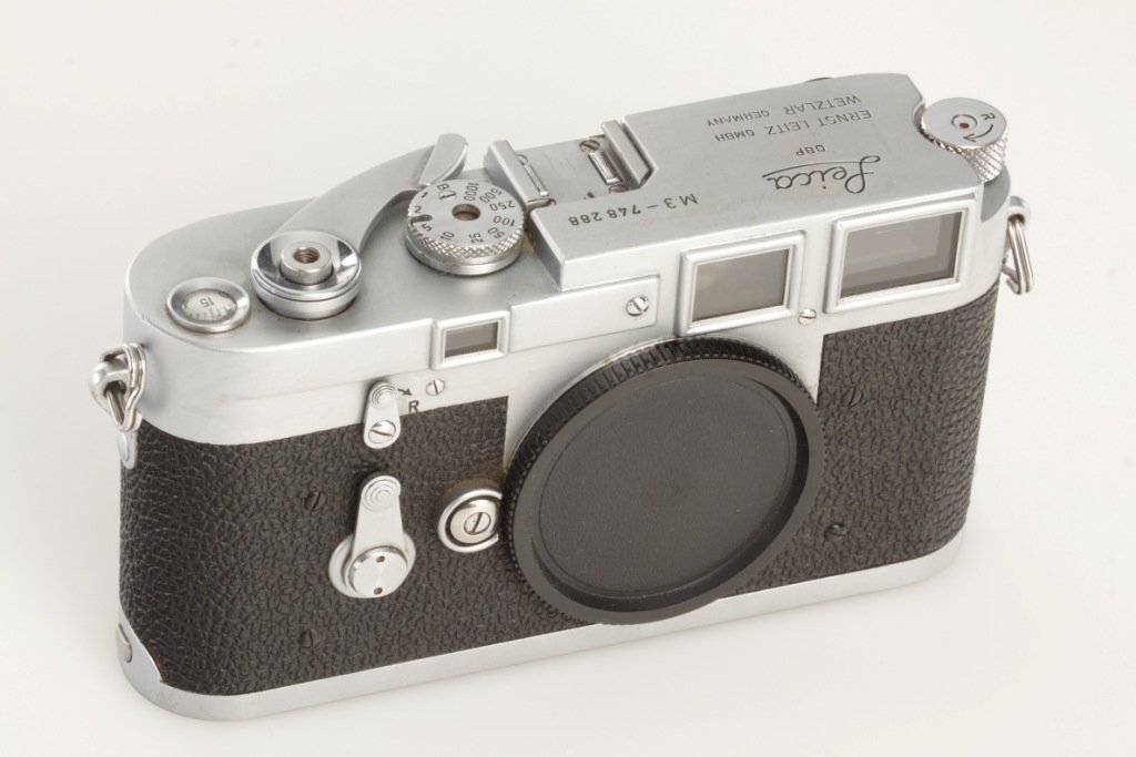 M3 chrome Double Stroke, SN748288, 1955: double stroke body in perfect working condition, clean finder, part of vulcanite missing, leather case (cond. C), cap