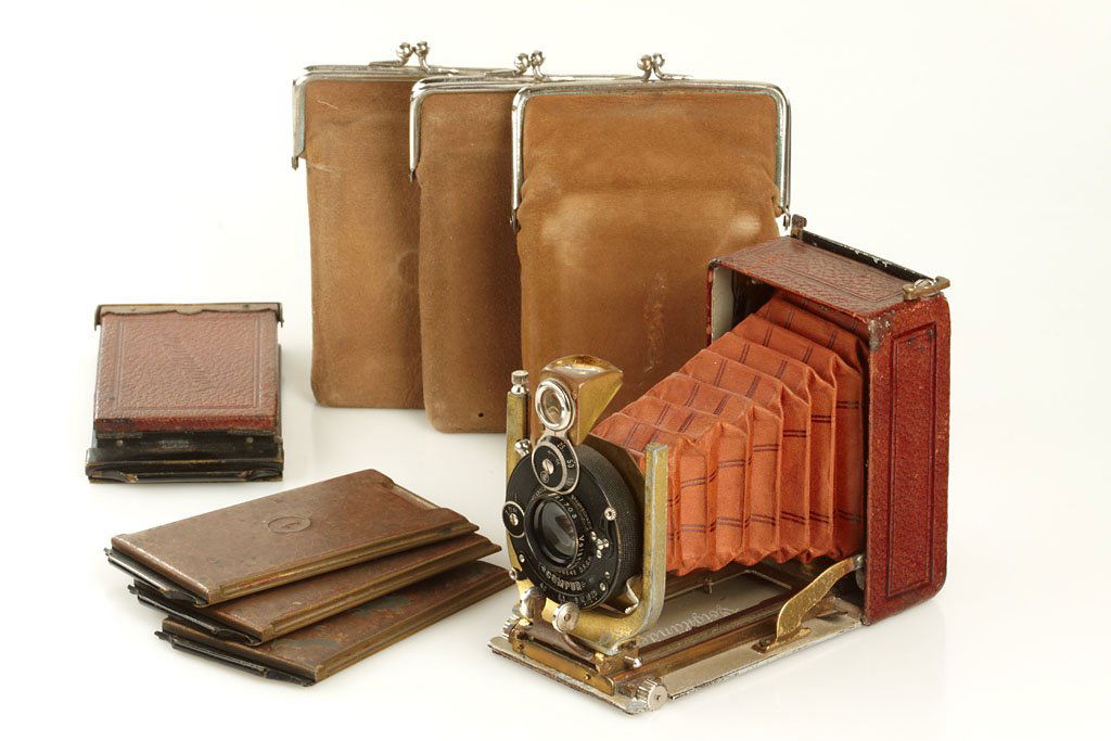 Voigtländer Bergheil Deluxe, SN58403, c.1925: rare 4,5x6cm Bergheil with brown leather covering, brown leather bellows, gold plated metal parts, Heliar 4.5/75mm no.221708 in Compur shutter, complete with original focusing screen adapter, matching