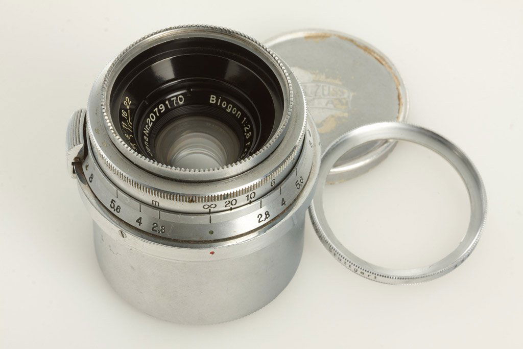 Carl Zeiss Jena Biogon 2.8/3.5cm, SN2079170, 1937: pre-war Biogon for Contax II, III in fine condition, sightly hazy and a few fine cleaning marks, very rare metal rear cap, front cap, UV filter