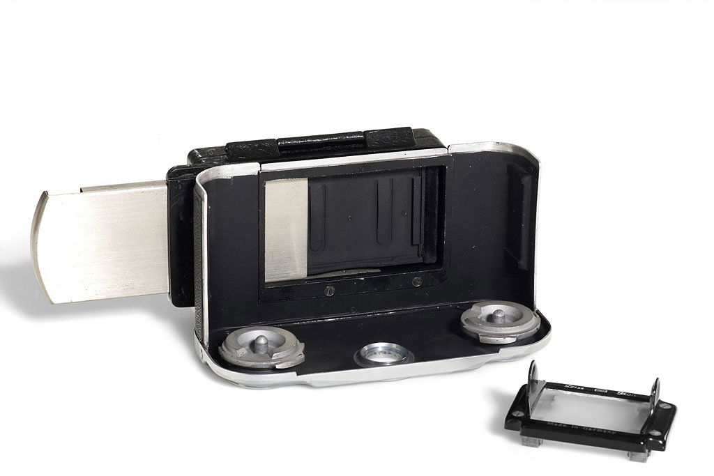 Zeiss Plate back 860/13, SN, c.1937: very rare dark slide back for Contaflex TLR, in excellent condition, with rare focusing screen, part of maker's box
