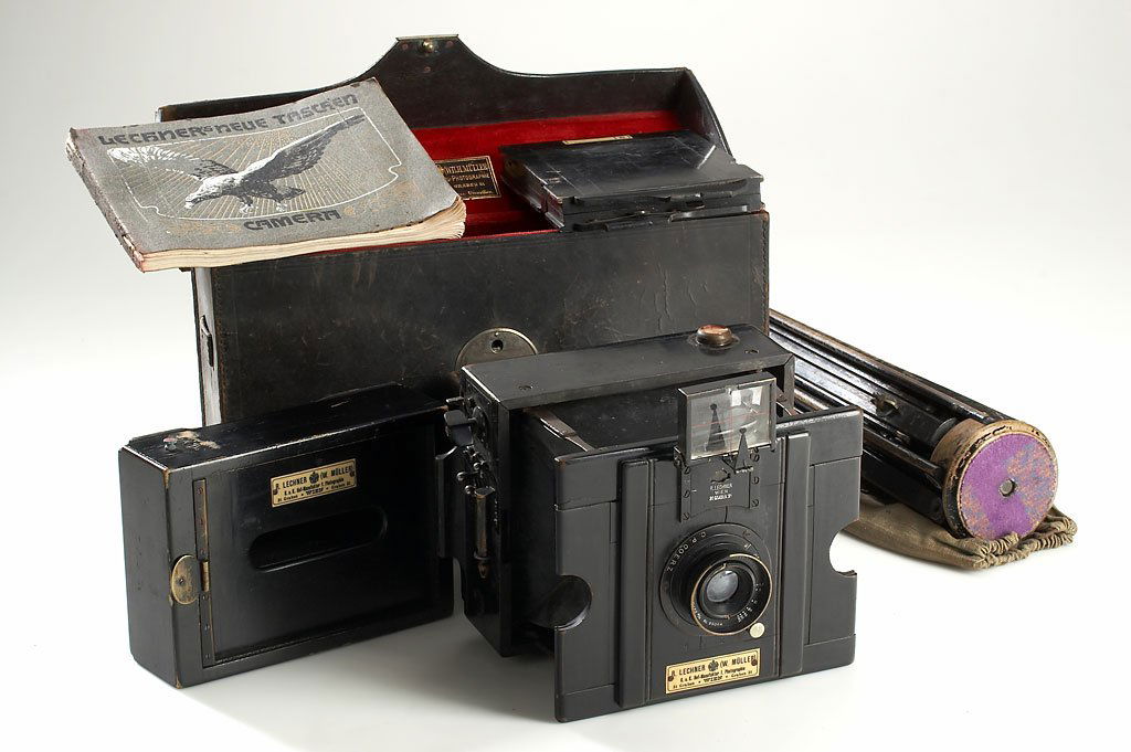Lechner's Hand Camera (Neue Taschen Kamera), SN472: folding-strut camera, for 9x12cm, ebonised wood booed with trim, black leather bellows, focal-plane shutter, Goerz Doppel-Anastigmat series III/0 120mm no.95064, special reflex finder that fits on sho