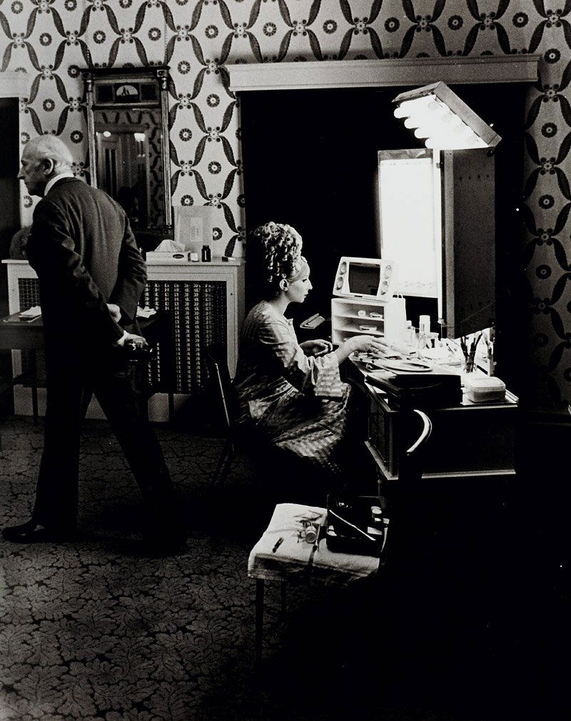 Lawrence Schiller: Lawrence Schiller, Barbra Streisand & Cecil Beaton, ›Funny Girl‹, Hollywood 1968, 30,8 x 24,4 cm (12,1 x 9,6 in), Photographer’s representation credit stamp on the reverse, annotated in an unide