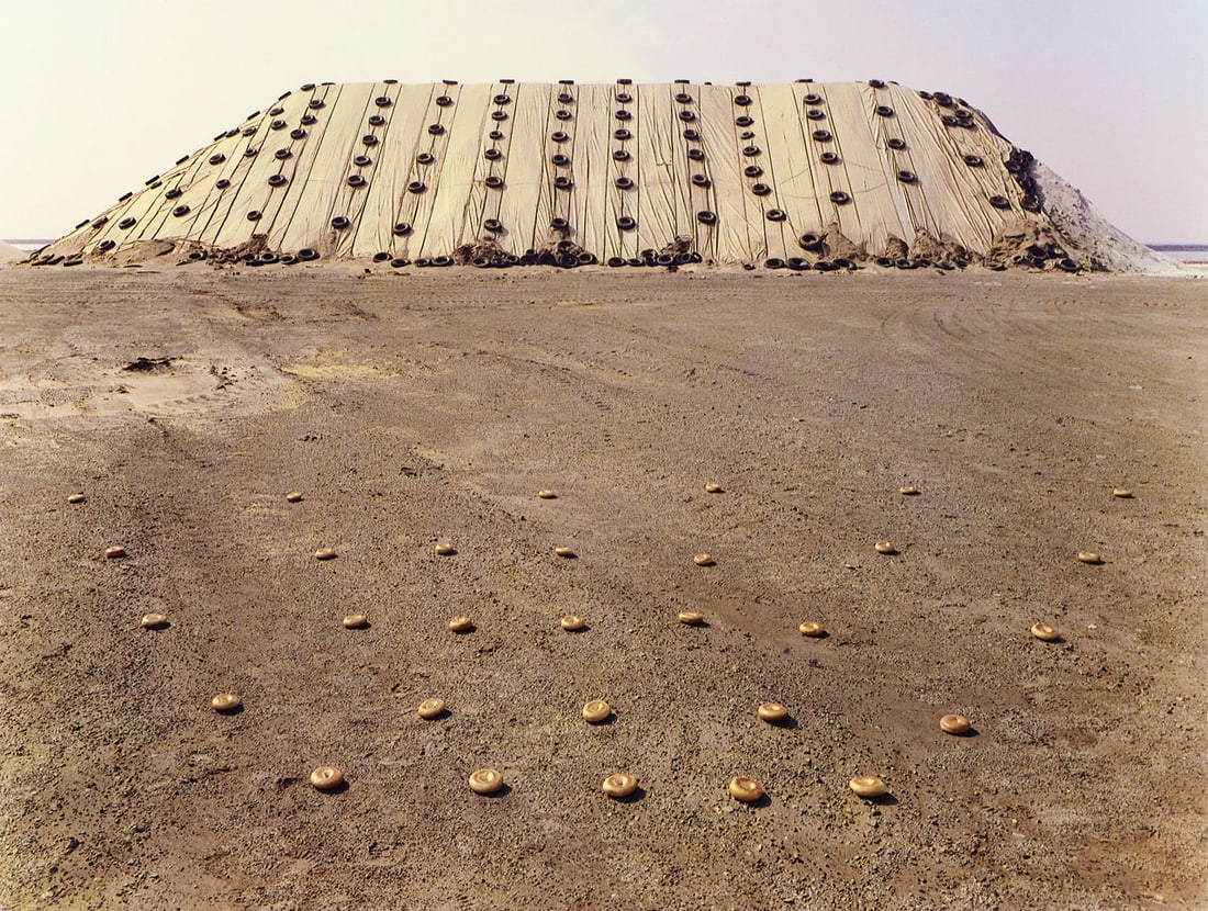 JOHN PFAHL (* 1939) - Bagel Pile, South Buffalo, New York 1976: Dye Transfer Print19,8 x 25,3 cmSigned and dated by the photographer on the reverse, portfolio print f rom the series "Altered Landscapes"