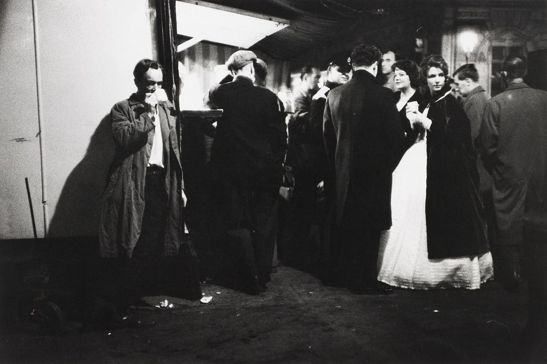 BRUCE DAVIDSON (* 1933) - Crowd outside late night coffee stand, London 1960: Vintage silver print, printed in 196118,4 x 27,6 cmPhotographer's agency stamp with print date (1961) on the reverseLITERATURE Bruce Davdison, England / Scotland 1960, GÃ¶ttingen 2005, p. 24.
