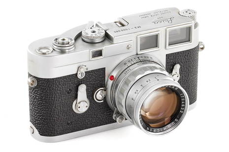 Leica M3 chrome Single Stroke *: A classic, single-stroke Leica M3 with a distinctive serial number, in very nice condition and in working order, only a few signs of use, missing vulcanite on the back door, with matching rigid Summic