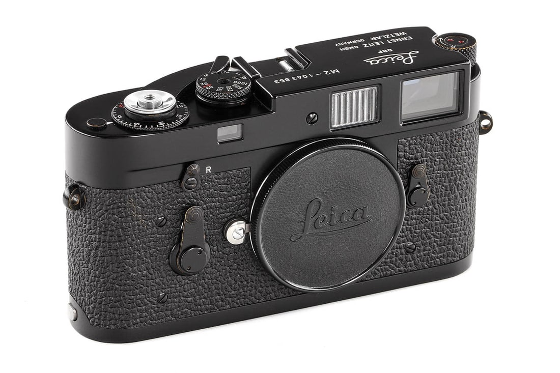 Leica M2 black paint *: An original black paint M2 from an official batch of 200 cameras with self-timer (numbers 1043801 to 1044000), in outstanding condition and working order, almost no signs of use, with body cap and mak