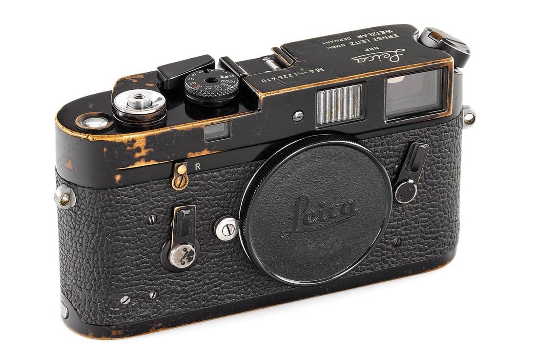 Leica M4 black paint: Original black painted M4, in good condition with a very attractive patina, visible repair in the vulcanite, in good working order, with matching body cap and maker's box (without serial number).
