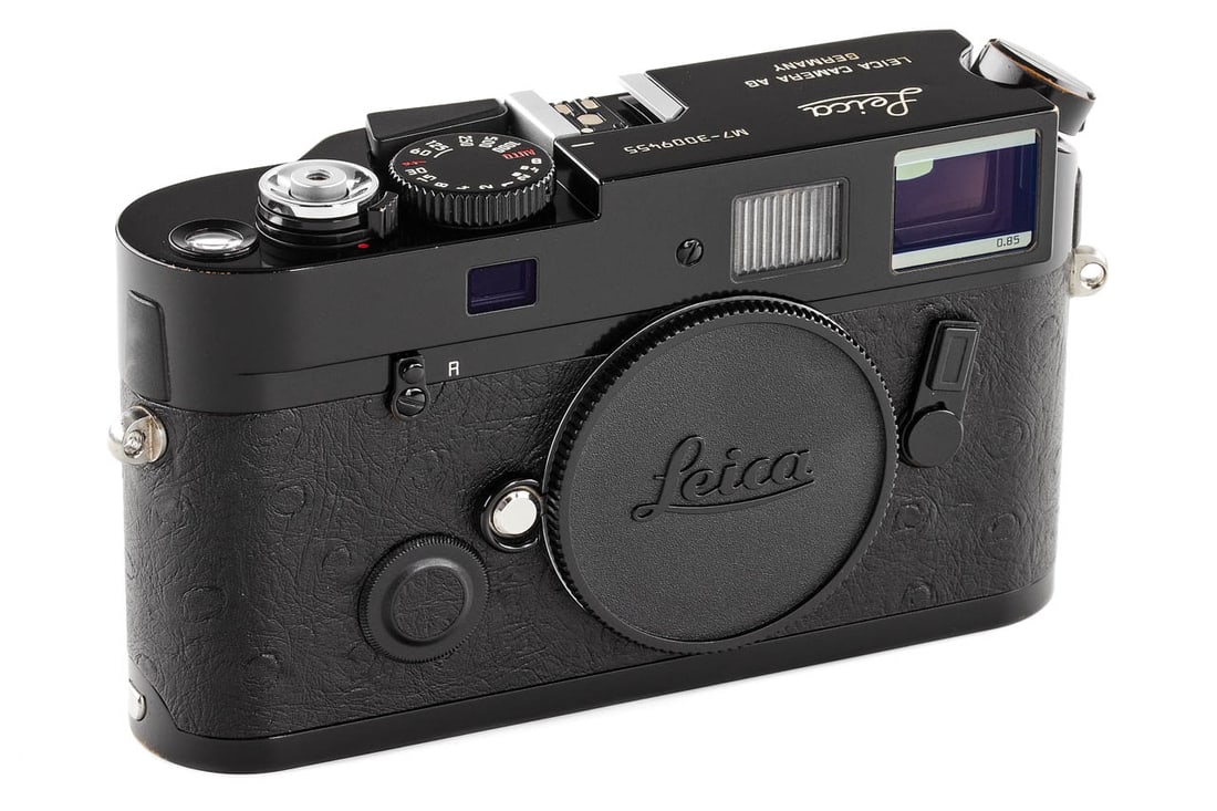 Leica M7 black paint Ã la carte *: A beautiful, unique Ã la carte M7 finished in black paint and with a special black ostrich leather covering, in excellent, near mint condition, perfect working order, with papers and maker's box.
