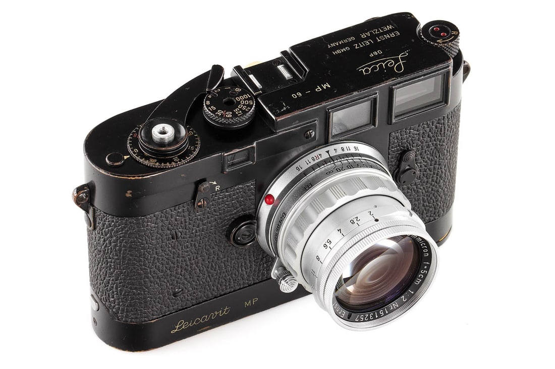 Leica MP black paint no.60 'Yul Brynner' *: The MP-60 is in similar cosmetic condition as its sibling, the MP-59. It shows an attractive patina of use around the edges, it is also in perfect working condition. This special Leica includes a matc