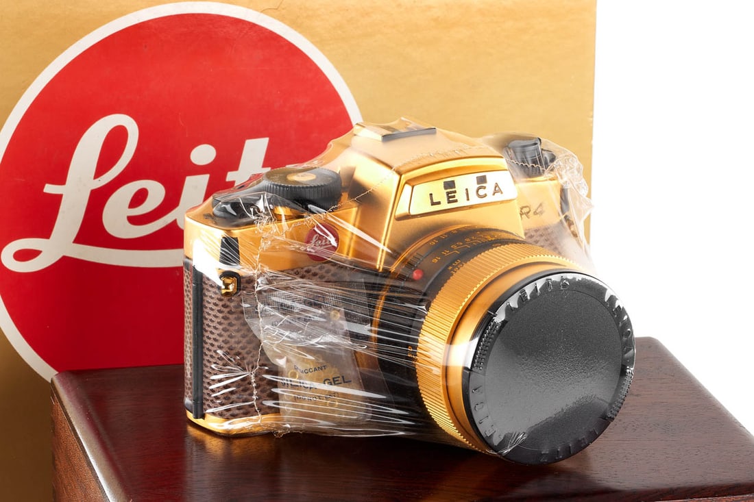 Leica R4 Gold: Rare absolutely new R4 edition with gold plated camera in lizardskin covering, only 1000 sets have been produced, here in unused condition, still in sealed plastic protection, body no.1652167, with ma