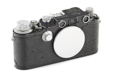 Leica IIIc K grey 'Luftwaffen-Eigentum': Rare military IIIc K grey, in very good condition, engraved with contract number 'FL.No.38079' on the bottom plate and 'Luftwaffen-Eigentum' (property of the Air Force) on the back, with grey vulcanit