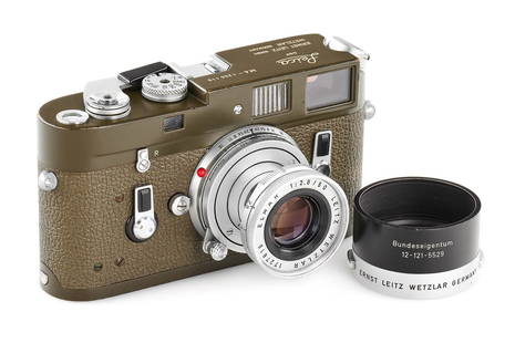 Leica M4 olive Bundeseigentum *: One of the rarest M cameras in absolutely original and excellent condition. Engraved on the back of the top plate with 'Bundeswehr', equipped with military Elmar 2.8/50mm no.1727615, engraved with 'Bu