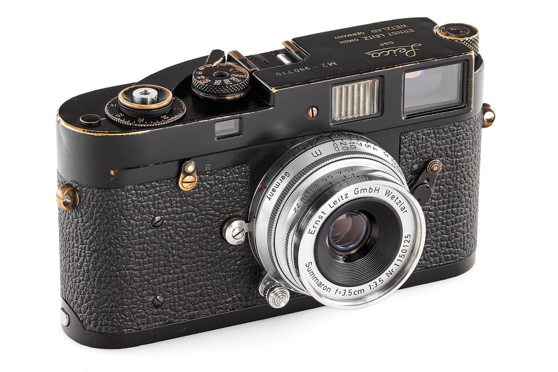 Leica M2 black paint: Sought-after, original Leica M2 in black paint finish, in very good condition, with an attractive patina of use around the edges, delivered to Leitz Hamburg on 11.05.1960. Including a Summaron 3.5/3.5