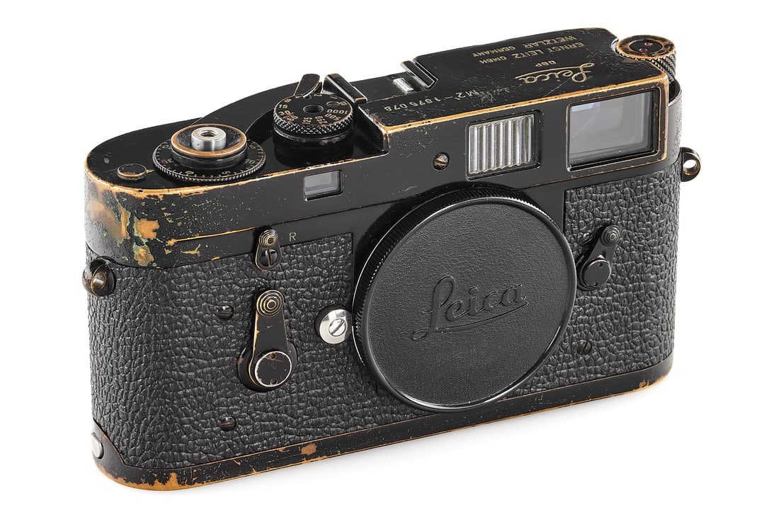Leica M2 black paint: A sought-after, original Leica M2 in black paint finish, in good condition, with an attractive patina and small bubbles appearing in paint. The camera was delivered in 1963 to Tiranty, Paris.