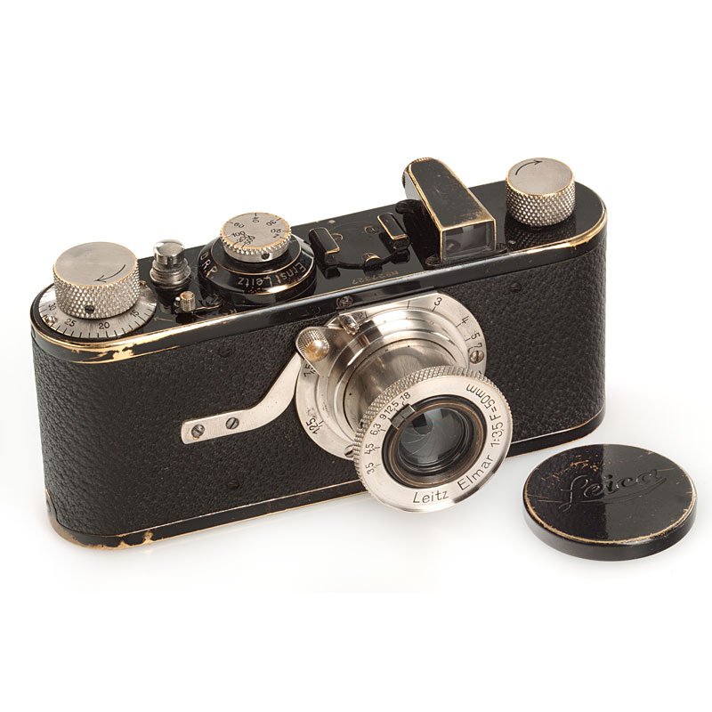 I Mod. A Elmar, no. 27327: type 6 (lit.Von Einem 'Die 10 Varianten der klassischen Leica I A mit Elmar 1:3.5 F=50mm') in good condition, black painted cap, ETRUX leather case (1st type, opener broken)