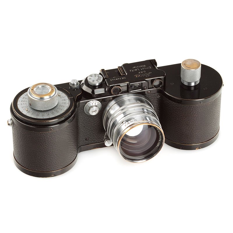 250 GG black/chrome, no. 349040: war-time Leica Reporter for 250 exposures in good working condition, chrome knobs, motor-coupled, in fully original un-restored condition, matching Xenon 1.5/5cm no.375727 (coated, cap), five spools
