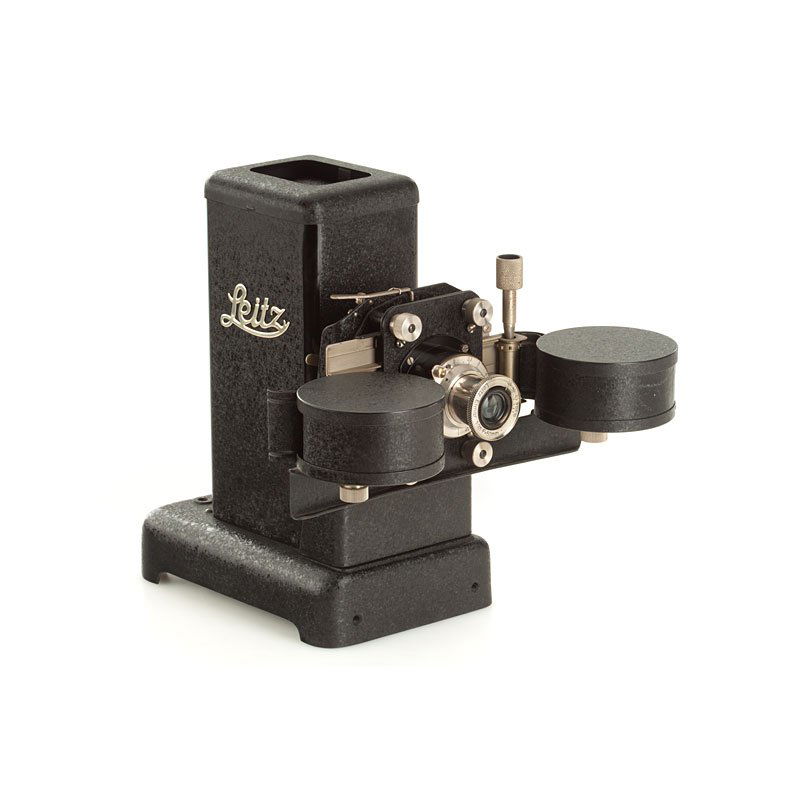 Leitz VIIIa / Ubela: early Leitz projector with half-automatic film transport in very fine condition with two large film chambers, complete with condenser for 5cm lenses and matching nickel Elmar 3.5/5cm without serial nu