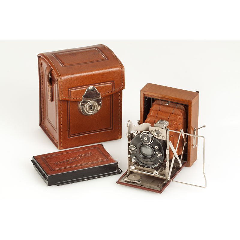 Contessa Nettel Sonnet Tropical: 4.5x6cm, very rare camera in almost unused condition with brown leather bellows, nickel fittings, original ground-glass holder, Tessar 4.5/7.5cm no.696376 in Compur shutter, original film-pack holder