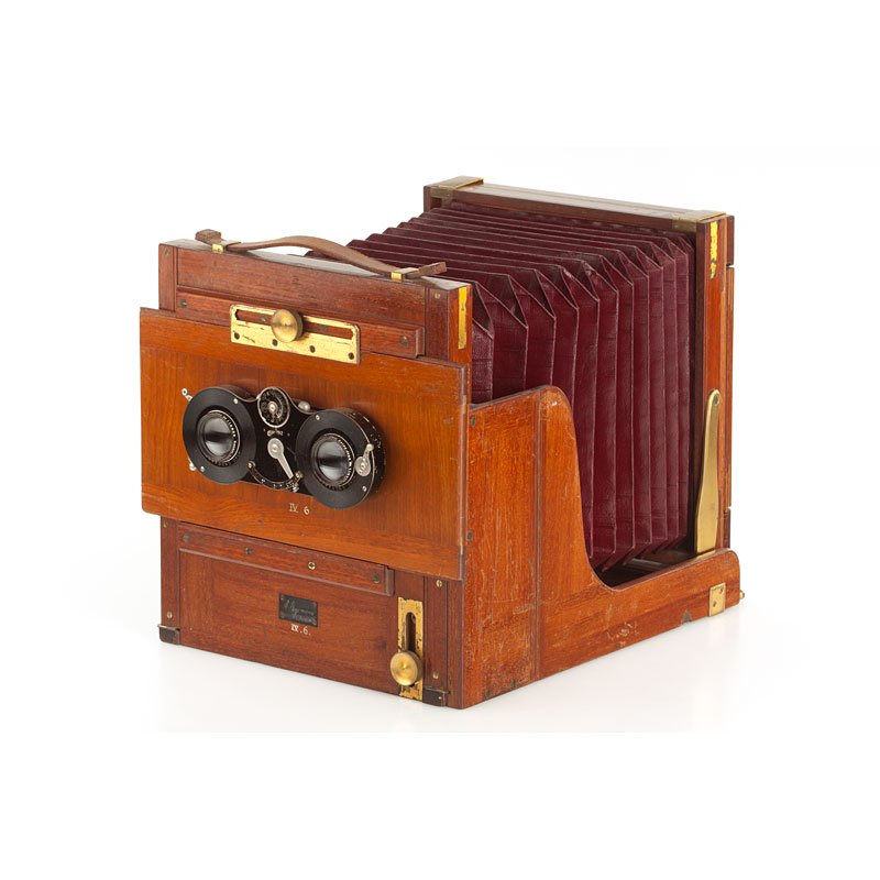 Stegemann Stereo Field Camera: 13x18cm, polished wooden tailboard body with brass fittings, red leather bellows, a pair of Carl Zeiss Jena Tessar 6.3/13.5cm lenses nos.118608/9 in pneumatic Stereo Compound shutter, spare lens board