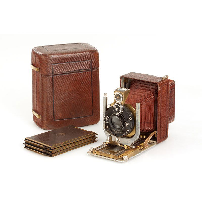 Voitgländer Bergheil Deluxe, no. 42486: 4,5x6cm, rare deluxe version, brown leather, brown bellows, gold plated metal parts, Heliar 4.5/80mm no.194244 in Compur shutter (brown Zeiss Ikon focusing screen), 3 matching film holders and a very