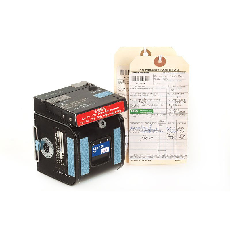Hasselblad Data Magazin 70 DM-100/200 NASA, no. RC: extremely rare Hasselblad DATA magazine for 553 ELS Camera marked 'HRC FILM MAGAZINE P/N SEF33101018-305 S/N 5034 JSC NO.' with Data Module Assy SEF33101018-322 S/N 1047, typical NASA stickers and eng