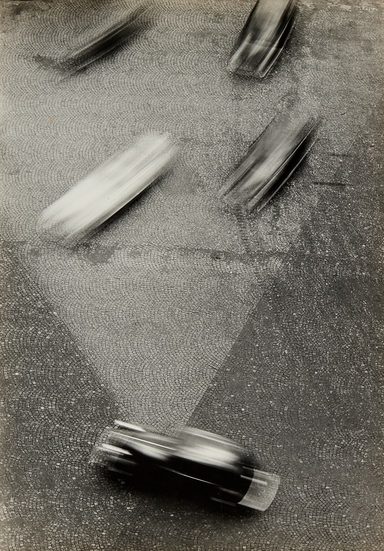 OTTO STEINERT (1915–1978) - Rhythmus und Struktur, Blick vom Arc de Triomphe, 1951*: Vintage silver print, mounted on original exhibition cardboard 40,2 x 28,4 cm With the photographer's early studio stamp "Foto + Copyright / DR. STEINERT KEPLERSTR. 3 / SAARBRÜCKEN" on the reverse PR