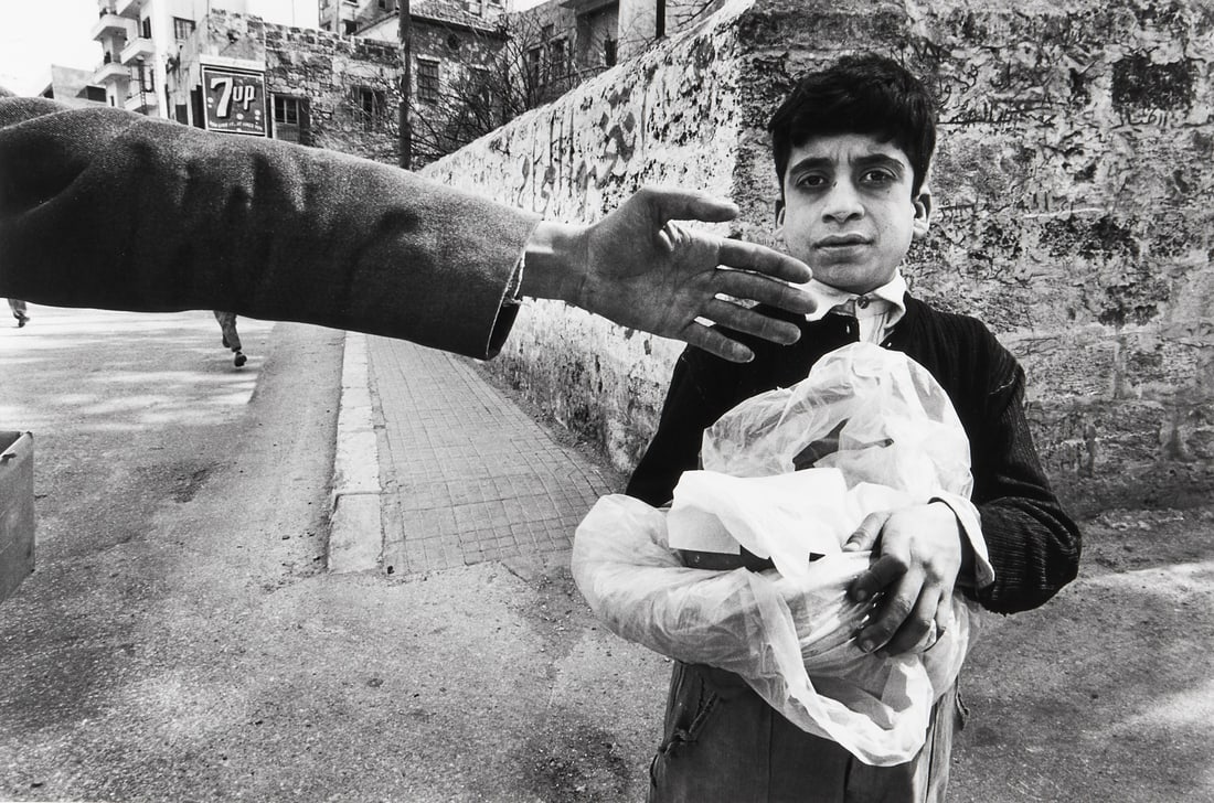 WILLIAM KLEIN (1926–2022) - Hand, Beyrouth 1963: Gelatin silver print, large exhibition print from the 1990s 30,1 x 45,5 cm Signed, titled and dated by the photographer in pencil on the reverse