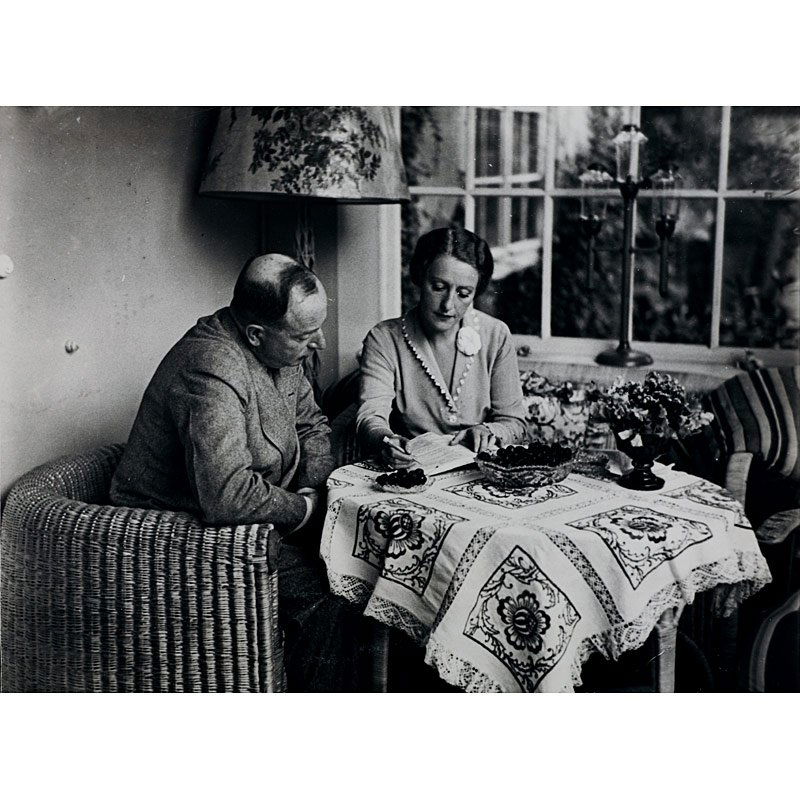 Henny Porten and her husband Dr. Wilhelm von Kauf: Erich Salomon (1886 - 1944) , Henny Porten and her husband Dr. Wilhelm von Kaufmann, Vintage silver print, 1931, 16,9 x 23 cm (6,65 x 9,06 in.), Photographer's address stamp on the reverse, annotated